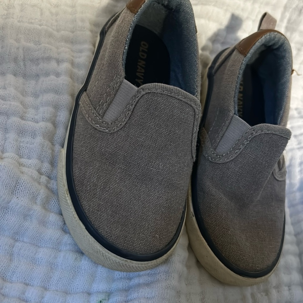 Kids old navy slip ons size 6